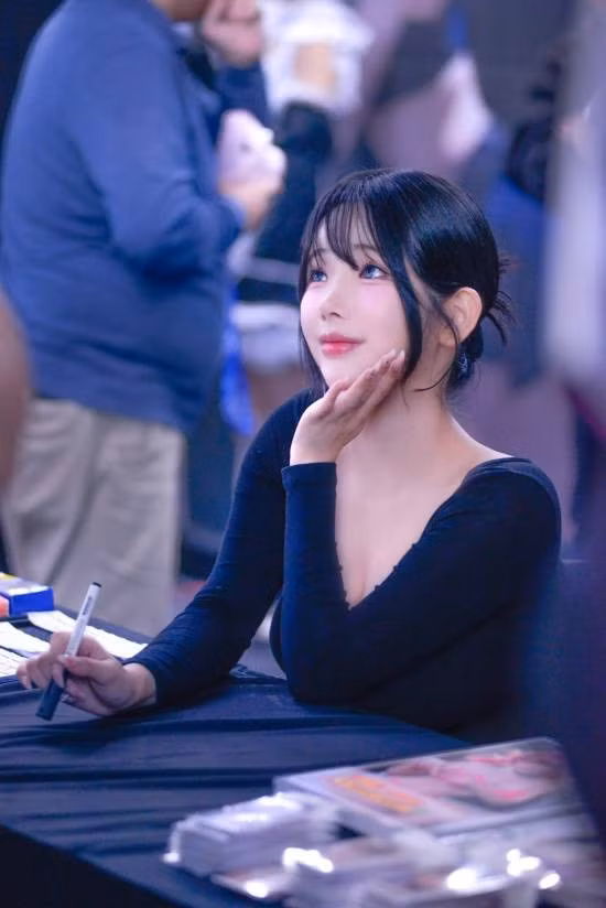 Trong bộ ảnh này, Yoon Seol-hwa xuất hiện với trang phục đen bó sát, thiết kế ôm gọn từng đường cong cơ thể.