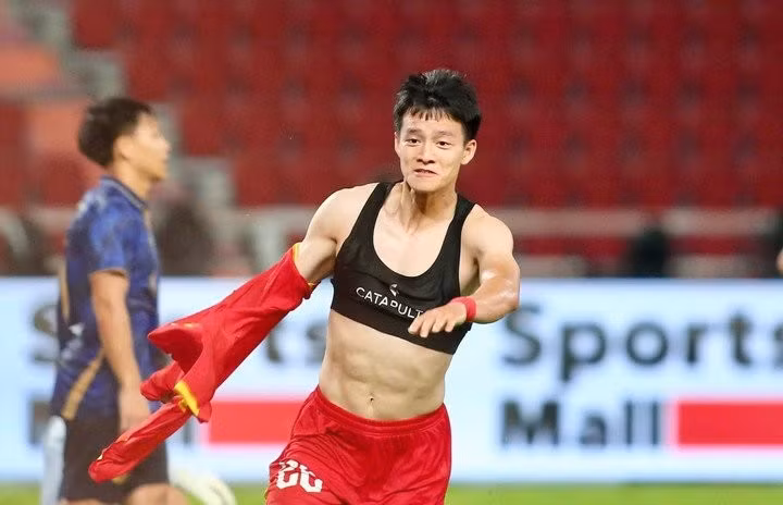 Với 2 bàn thắng quan trọng tại bán kết và chung kết SEA Games 33, giúp U22 Việt Nam lên ngôi vương, cầu thủ Nguyễn Thanh Nhàn trở thành cái tên gây chú ý mạnh.