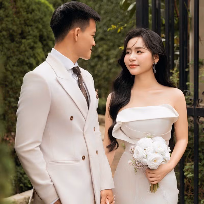 Vợ của Thanh Nhàn là Nguyễn Thị Ngọc Lan, sinh năm 2004, cũng đến từ Tây Ninh. Cặp đôi chính thức về chung một nhà vào tháng 10/2024, khi nam cầu thủ mới 21 tuổi và Ngọc Lan vừa tròn 20. Quyết định kết hôn sớm của cả hai từng khiến không ít người bất ngờ, nhưng lại là cái kết đẹp cho một chuyện tình bền bỉ, nhiều thử thách.