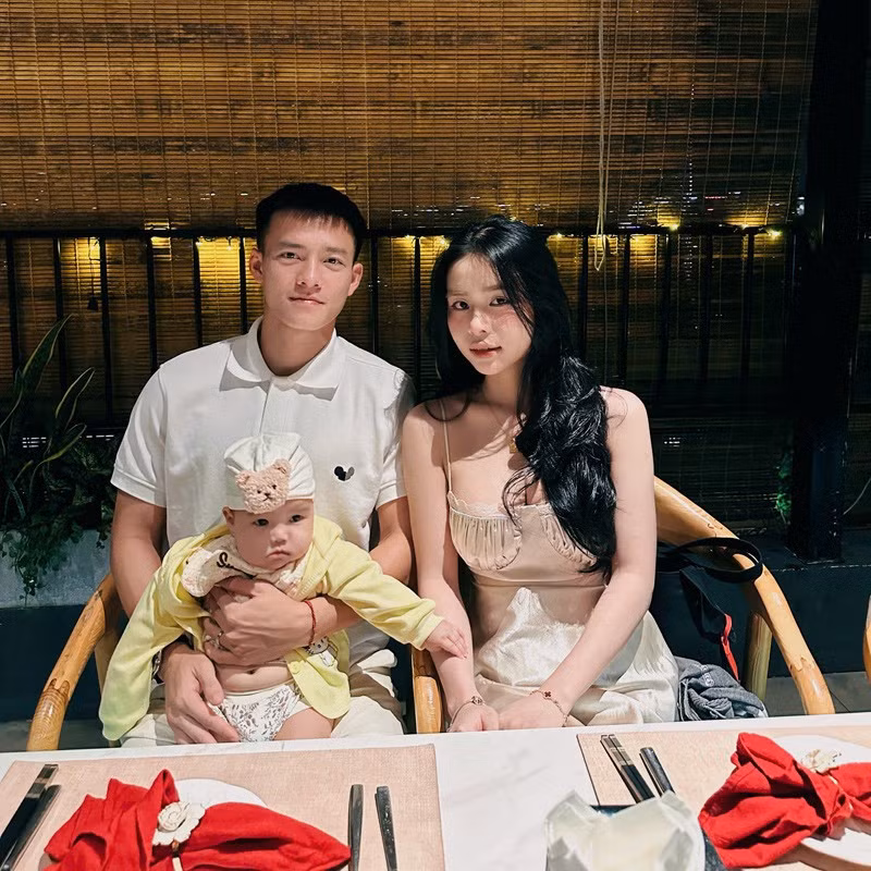 Ngọc Lan cho biết cô và Thanh Nhàn quen nhau vào năm 2022, khi nam cầu thủ chủ động kết bạn qua mạng xã hội. Biết đối phương là cầu thủ chuyên nghiệp và lại cùng quê, Lan không khỏi ngạc nhiên.