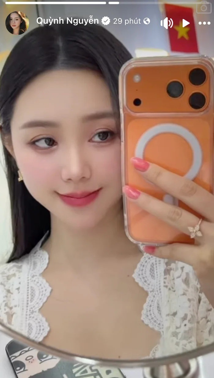 Mới đây, Quỳnh Kool khiến người hâm mộ bất ngờ khi đăng tải loạt hình ảnh trong chuyến du lịch mới nhất. Trong loạt ảnh này, điều gây chú ý chính là việc cô thay đổi diện mạo với màu tóc đen tự nhiên sau thời gian dài trung thành với tông nâu sáng.