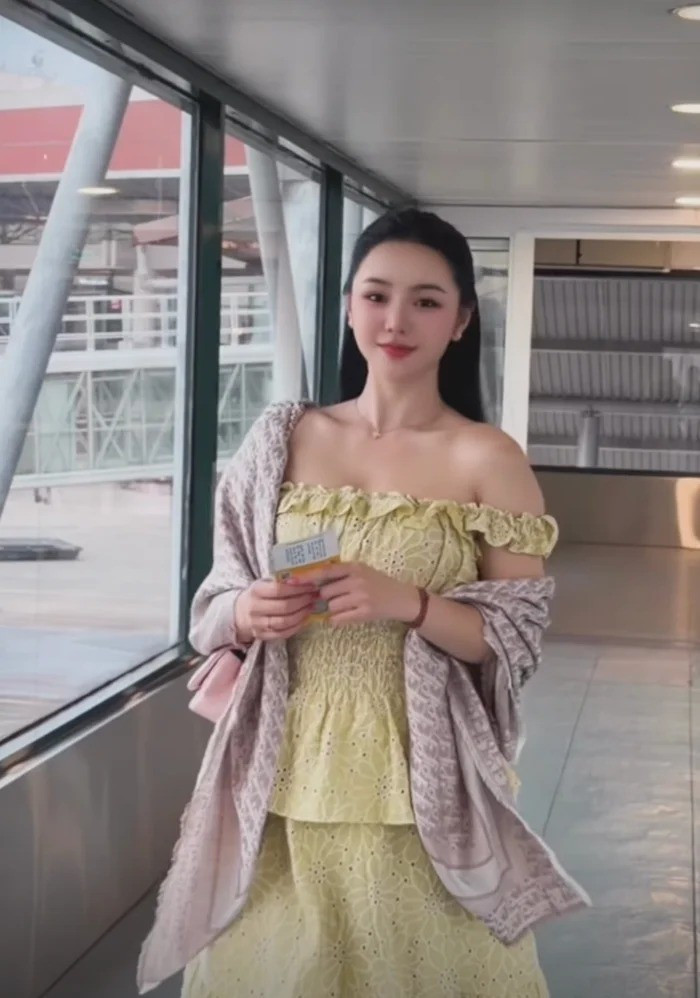 Sự thay đổi nhỏ màu tóc nhưng tinh tế này giúp nữ diễn viên trở nên dịu dàng, nền nã và nữ tính hơn.