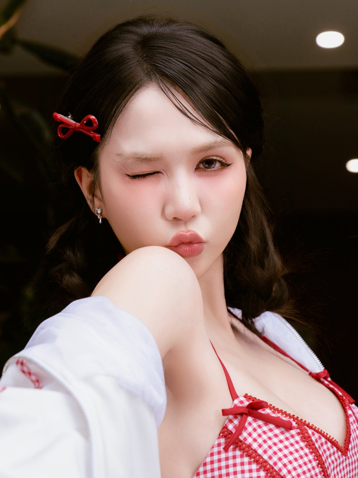 Ngọc Trinh từng nhiều lần chia sẻ về chế độ sinh hoạt điều độ, ưu tiên ăn uống khoa học và luyện tập thể thao đều đặn. Thay vì ép cân khắc nghiệt, cô chọn cách giữ cơ thể ở trạng thái khỏe mạnh, linh hoạt điều chỉnh cân nặng theo từng giai đoạn công việc.