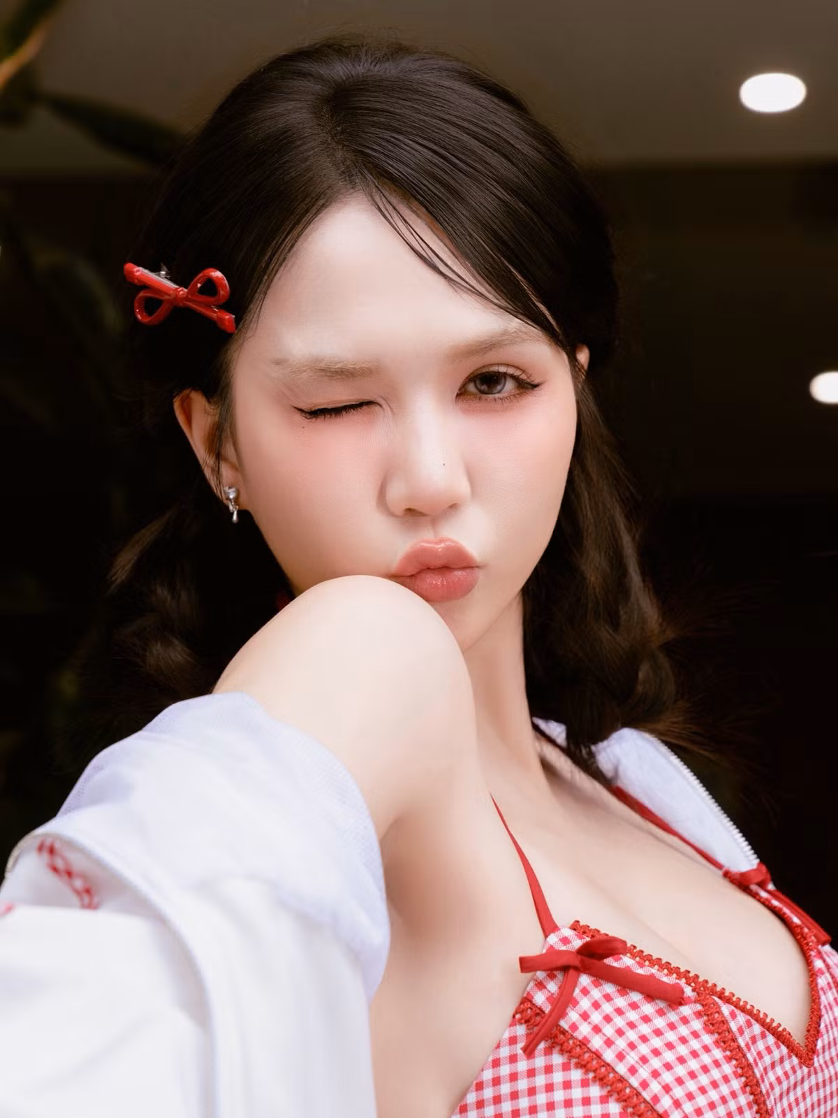 Ngọc Trinh từng nhiều lần chia sẻ về chế độ sinh hoạt điều độ, ưu tiên ăn uống khoa học và luyện tập thể thao đều đặn. Thay vì ép cân khắc nghiệt, cô chọn cách giữ cơ thể ở trạng thái khỏe mạnh, linh hoạt điều chỉnh cân nặng theo từng giai đoạn công việc.