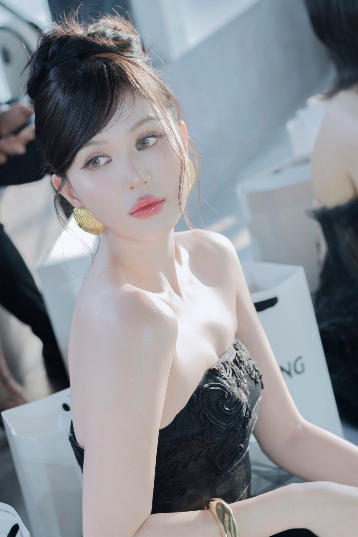 Nhiều ý kiến bày tỏ sự ngưỡng mộ: “Đẹp như búp bê”, “Xinh thế này thì ánh mắt sao mà không thu hút”, “Càng ngày càng thấy Ngọc Trinh trẻ ra”,...