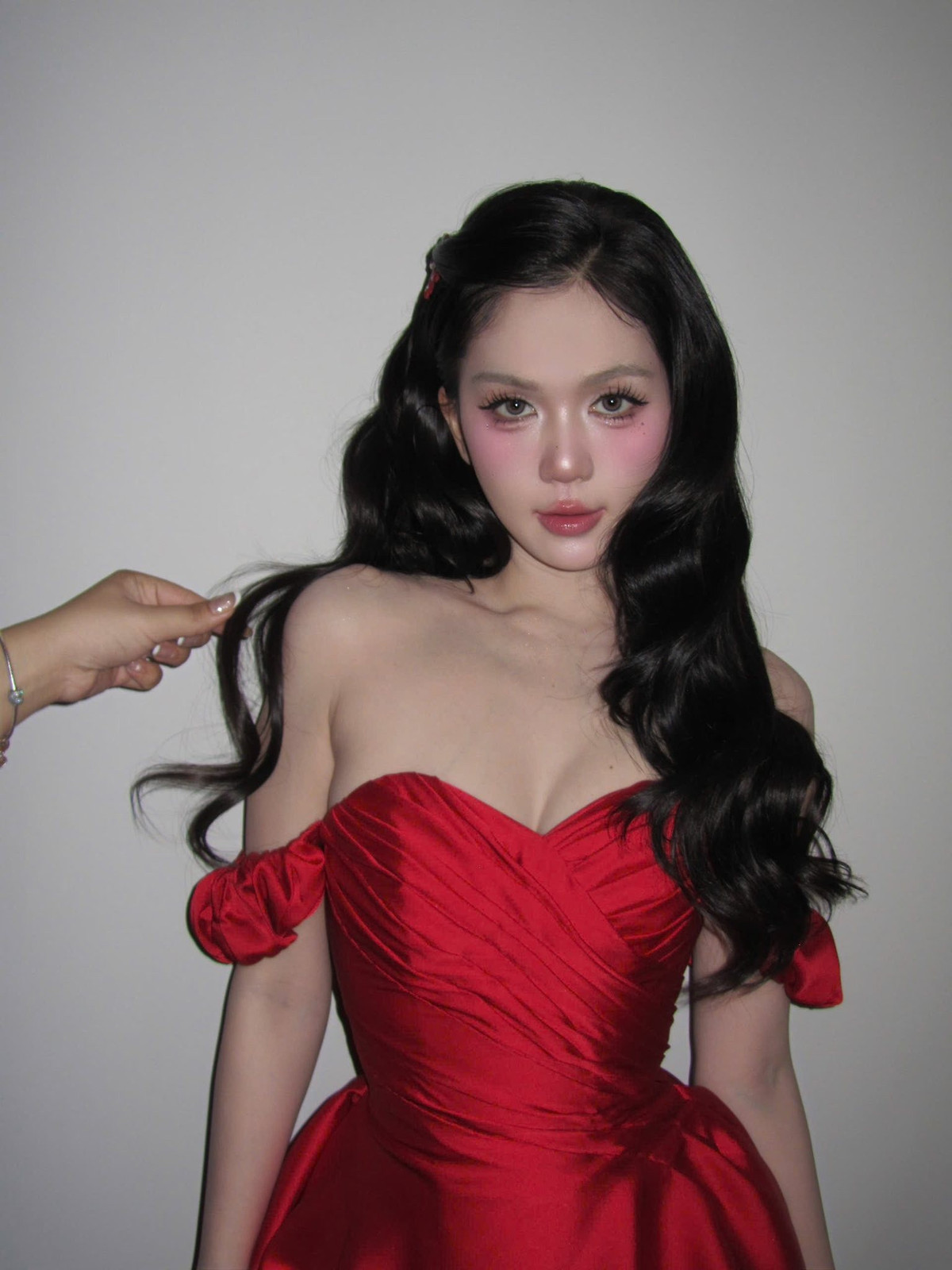 Cách đây không lâu, Ngọc Trinh khiến dân mạng xôn xao khi đăng tải một đoạn video cận cảnh visual với tiêu đề gây chú ý: “Cách để có ánh nhìn thu hút vạn người mê”.