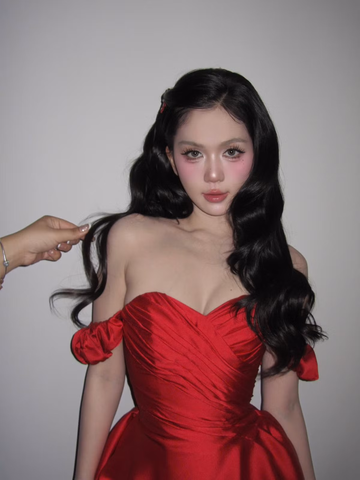 Cách đây không lâu, Ngọc Trinh khiến dân mạng xôn xao khi đăng tải một đoạn video cận cảnh visual với tiêu đề gây chú ý: “Cách để có ánh nhìn thu hút vạn người mê”.