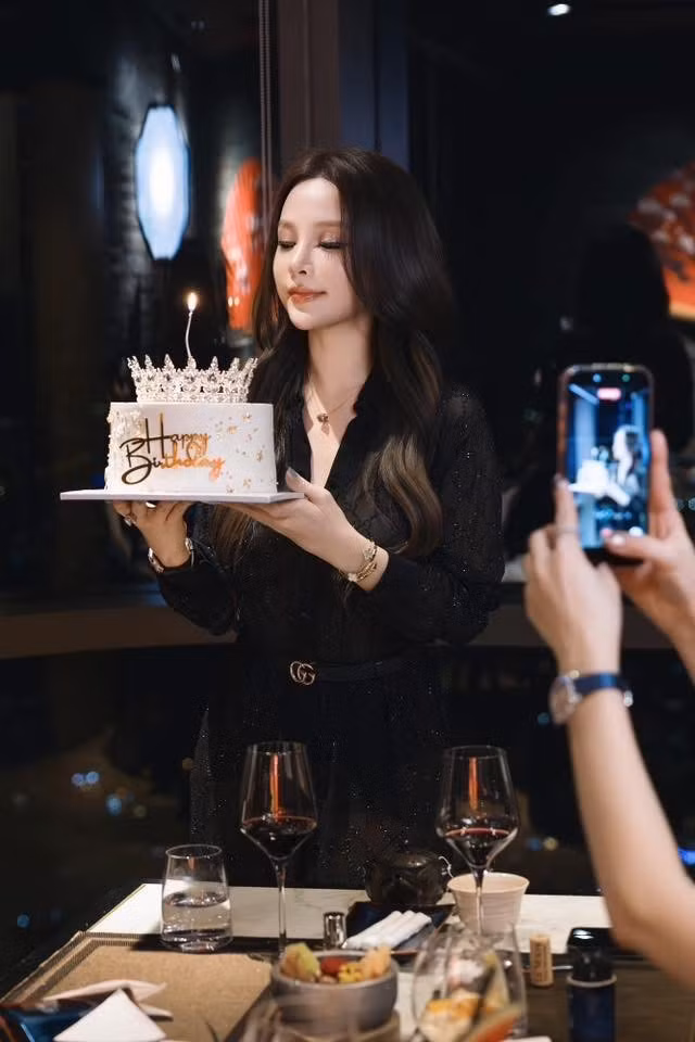 Người đẹp 8X thường xuyên chia sẻ những hình ảnh sang trọng, lối sống chuẩn "hot mom" khiến nhiều người ngưỡng mộ.