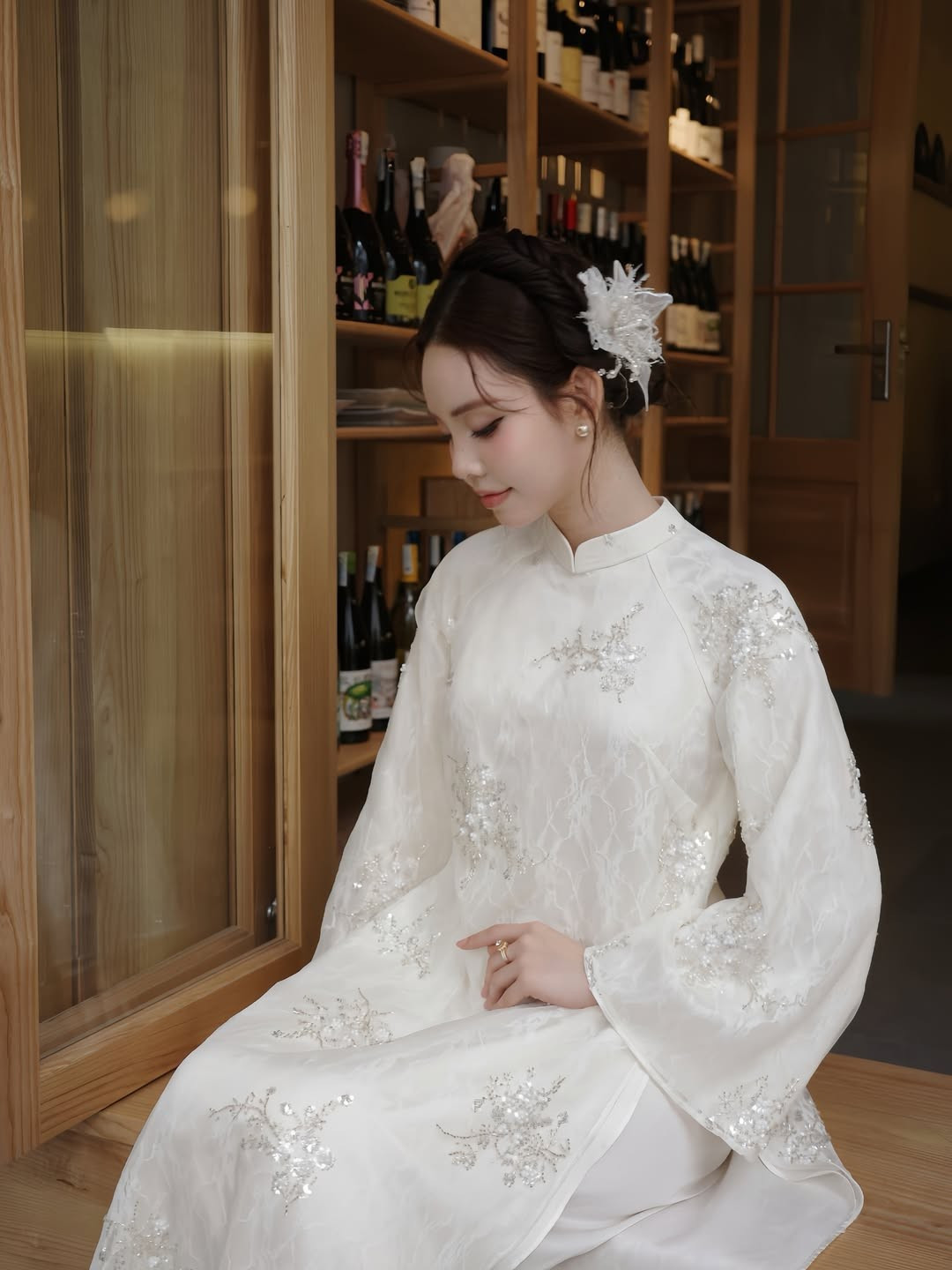 Việc lựa chọn áo dài – trang phục truyền thống của phụ nữ Việt Nam – cũng được xem như cách Thúy Quỳnh thể hiện sự trân trọng với giá trị văn hóa dân tộc. Giữa vô vàn phong cách thời trang hiện đại, hình ảnh thiếu nữ trong tà áo dài trắng vẫn luôn mang đến cảm xúc đặc biệt, vừa quen thuộc vừa đầy sức hút.