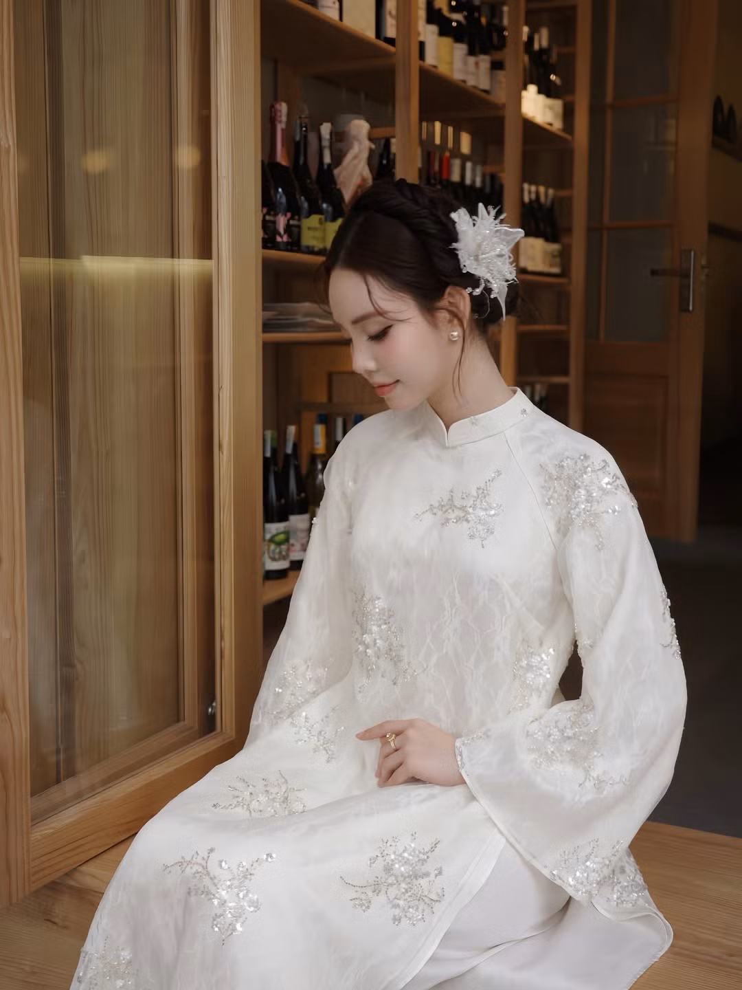 Việc lựa chọn áo dài – trang phục truyền thống của phụ nữ Việt Nam – cũng được xem như cách Thúy Quỳnh thể hiện sự trân trọng với giá trị văn hóa dân tộc. Giữa vô vàn phong cách thời trang hiện đại, hình ảnh thiếu nữ trong tà áo dài trắng vẫn luôn mang đến cảm xúc đặc biệt, vừa quen thuộc vừa đầy sức hút.