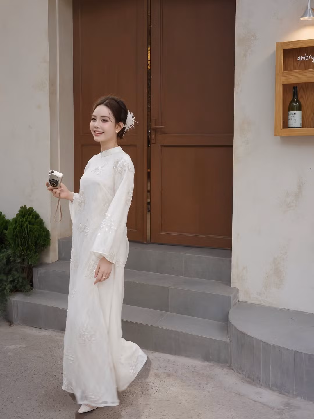 Ở một vài khung hình, Thúy Quỳnh khẽ mỉm cười, ánh mắt ánh lên sự dịu dàng khiến người xem liên tưởng đến hình ảnh thiếu nữ Hà thành xưa. Trong khi đó, những góc chụp nghiêng lại giúp cô khoe trọn sống mũi cao, đường nét gương mặt hài hòa. Không cần tạo dáng cầu kỳ, chỉ với những cử chỉ nhẹ nhàng, cô vẫn đủ sức hút trong từng bức ảnh.