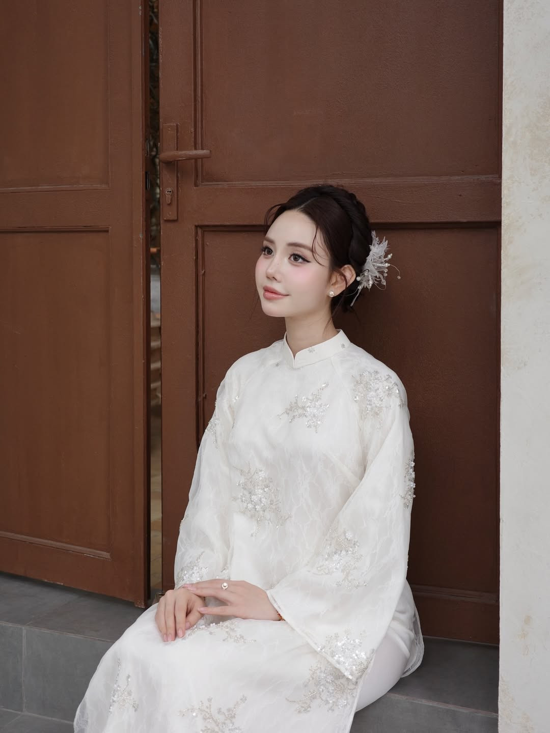 Ở một vài khung hình, Thúy Quỳnh khẽ mỉm cười, ánh mắt ánh lên sự dịu dàng khiến người xem liên tưởng đến hình ảnh thiếu nữ Hà thành xưa. Trong khi đó, những góc chụp nghiêng lại giúp cô khoe trọn sống mũi cao, đường nét gương mặt hài hòa. Không cần tạo dáng cầu kỳ, chỉ với những cử chỉ nhẹ nhàng, cô vẫn đủ sức hút trong từng bức ảnh.