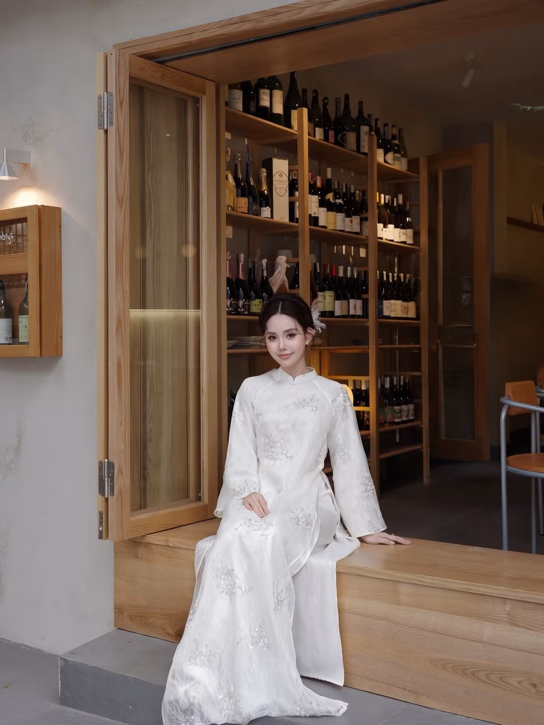 Mới đây, Chu Mạc Thúy Quỳnh gây chú ý khi chia sẻ loạt ảnh diện áo dài trắng với phong cách hoàn toàn khác biệt so với hình ảnh năng động trước đây.