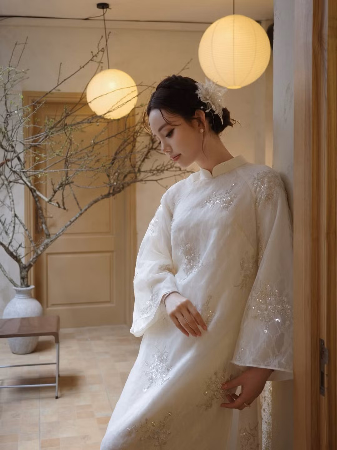 Lối trang điểm trong veo, tập trung tôn làn da mịn màng và đôi môi hồng tự nhiên giúp hot girl ghi điểm bởi nét đẹp thuần khiết.