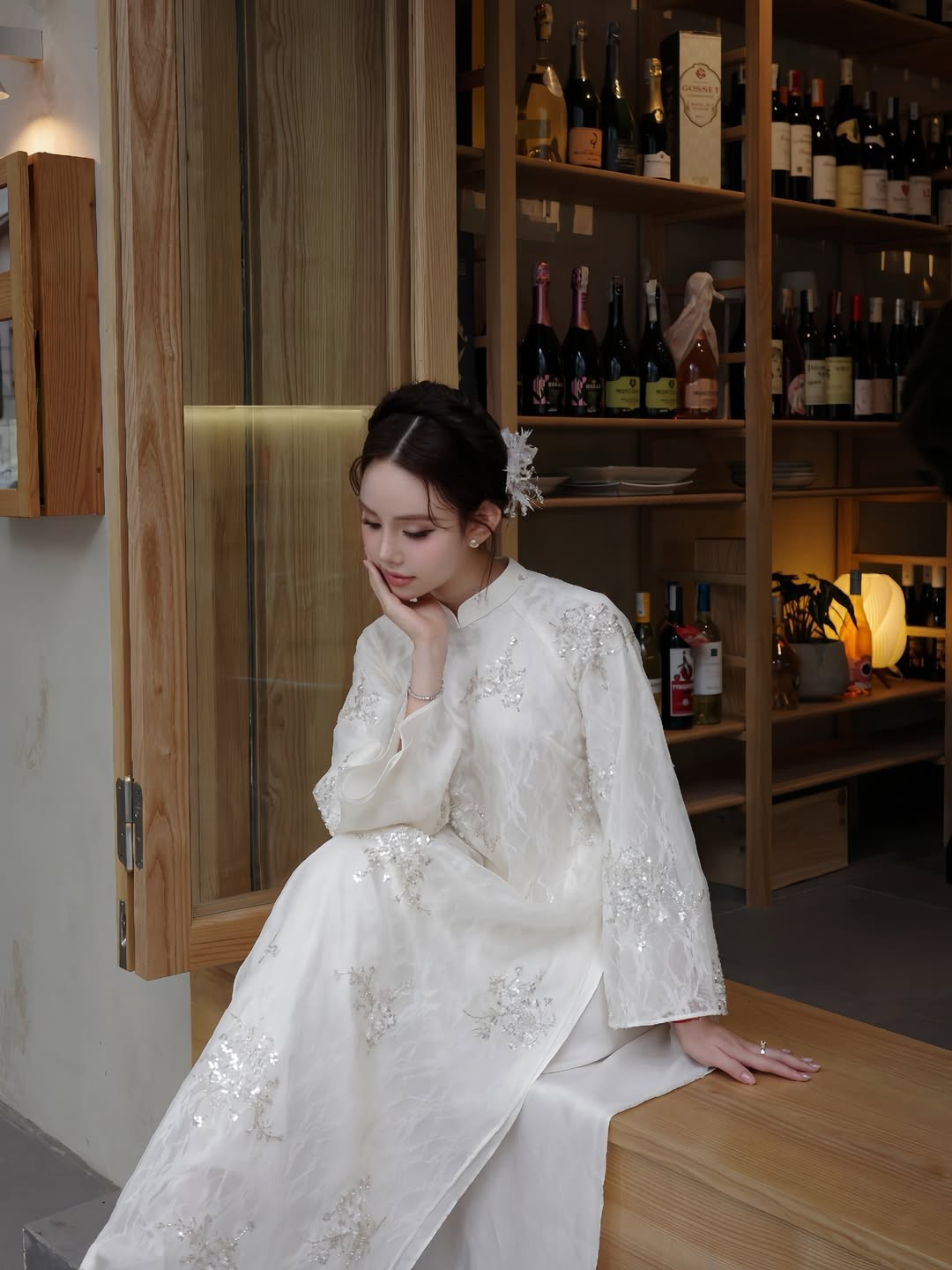 Không còn là cô nàng hot girl cá tính, Thúy Quỳnh trong bộ ảnh mới hiện lên như một “nàng thơ” dịu dàng, mang đậm nét đẹp truyền thống.