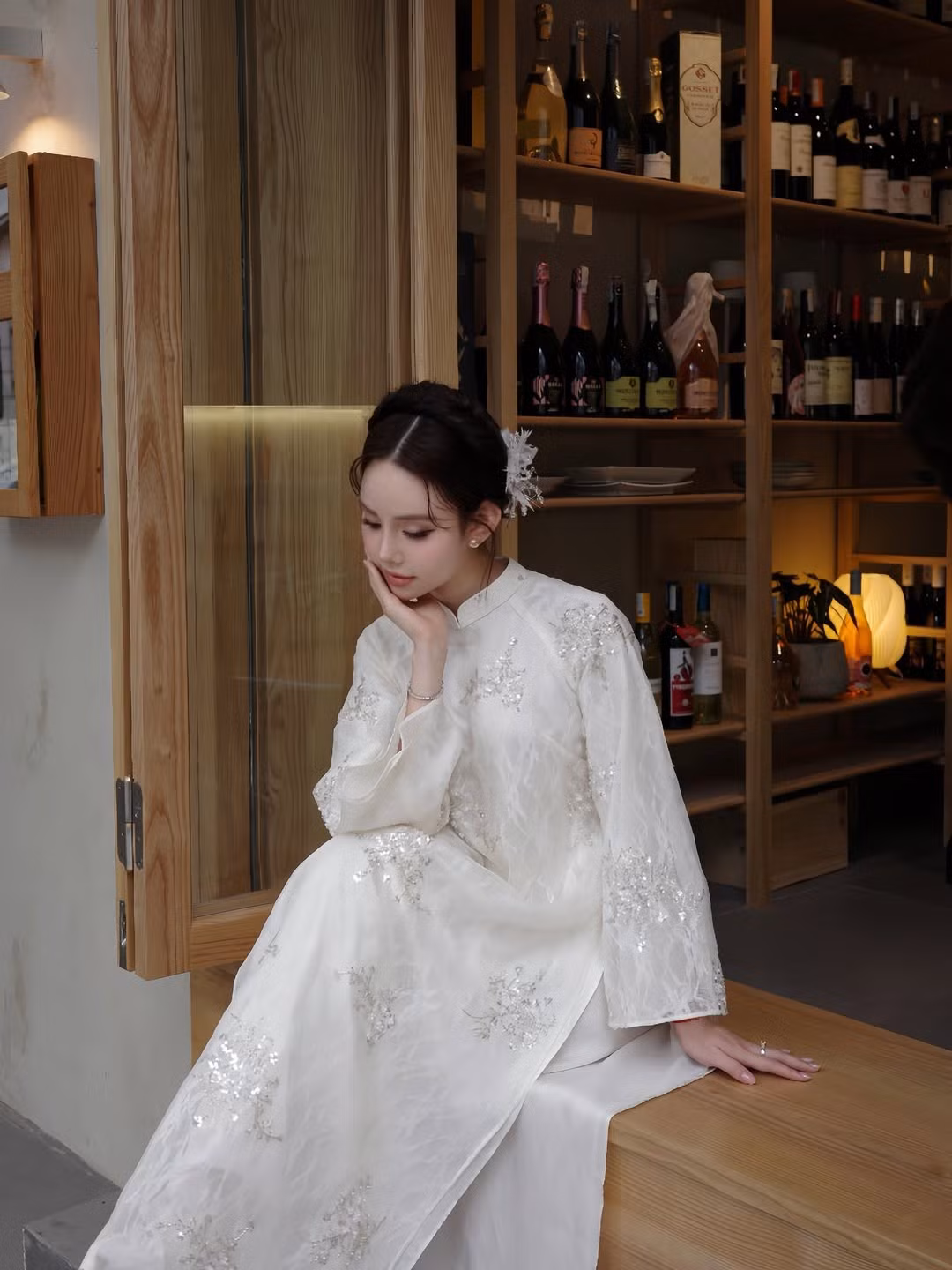 Không còn là cô nàng hot girl cá tính, Thúy Quỳnh trong bộ ảnh mới hiện lên như một “nàng thơ” dịu dàng, mang đậm nét đẹp truyền thống.