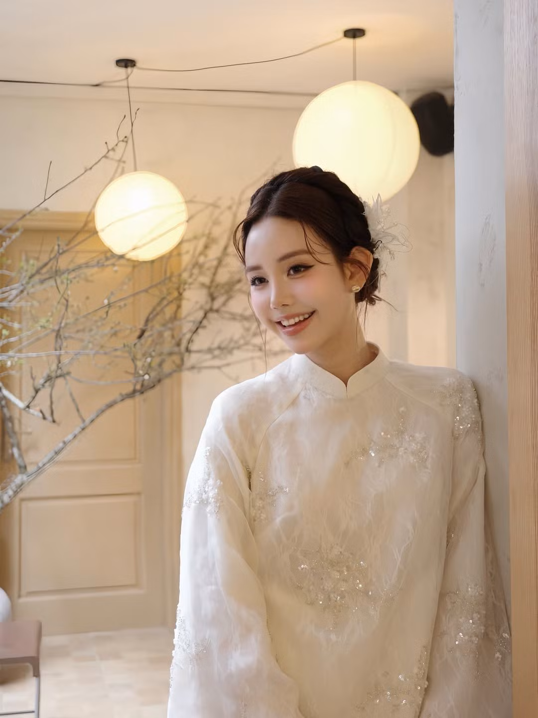 Trong từng khung hình, Thúy Quỳnh toát lên vẻ đẹp trong trẻo với thần thái nhẹ nhàng, ánh mắt sâu lắng. Kiểu tóc búi gọn phía sau kết hợp cùng phụ kiện cài tóc nhỏ xinh càng làm nổi bật gương mặt thanh tú của cô.