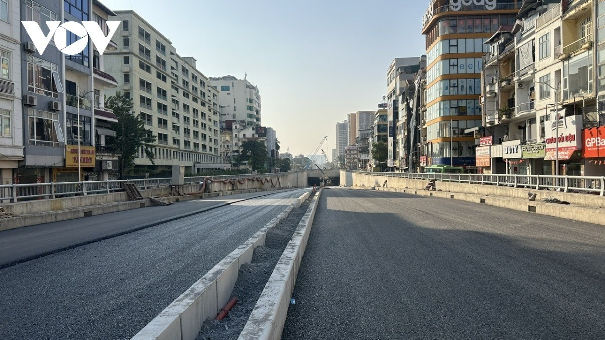 Lối lên xuống hầm chui đang được thảm nhựa.