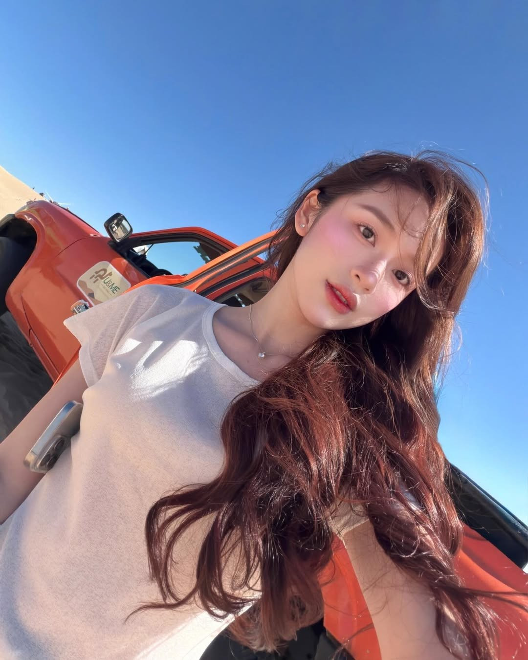 Karty Chang tên thật là Nguyễn Thị Thảo Trang, sinh năm 2001, quê Điện Biên. Cô từng là sinh viên Học viện Hàng không Việt Nam và được cộng đồng mạng biết đến với danh xưng “hot girl vùng núi Tây Bắc” nhờ nhan sắc nổi bật cùng thành tích học tập ấn tượng. Sau đó, Thảo Trang quyết định chuyển hướng, theo đuổi con đường nghệ thuật và thời trang chuyên nghiệp hơn.