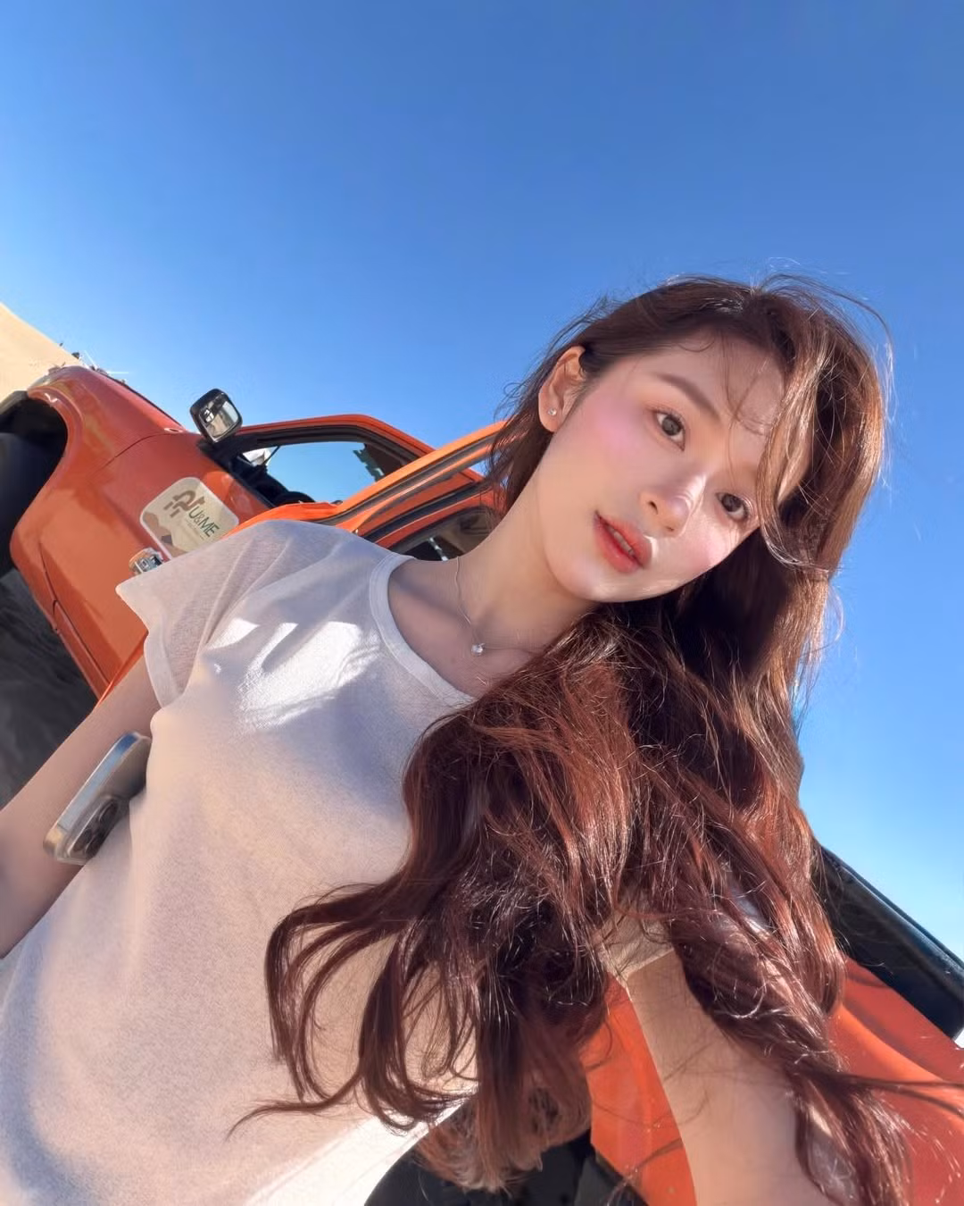 Karty Chang tên thật là Nguyễn Thị Thảo Trang, sinh năm 2001, quê Điện Biên. Cô từng là sinh viên Học viện Hàng không Việt Nam và được cộng đồng mạng biết đến với danh xưng “hot girl vùng núi Tây Bắc” nhờ nhan sắc nổi bật cùng thành tích học tập ấn tượng. Sau đó, Thảo Trang quyết định chuyển hướng, theo đuổi con đường nghệ thuật và thời trang chuyên nghiệp hơn.