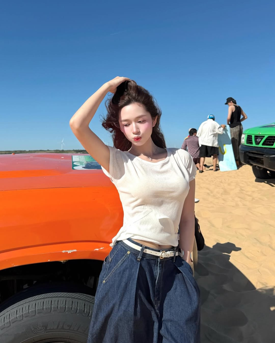 Không chỉ đẹp ở ngoại hình, Karty Chang còn gây thiện cảm bởi phong thái tự nhiên, không gượng ép. Từ những khoảnh khắc thả tóc đón nắng, khoanh tay cười nhẹ hay giơ tay vươn mình giữa đồi cát, cô đều toát lên vẻ nữ tính, gần gũi, đúng với hình ảnh hot girl đời thường mà khán giả yêu mến.