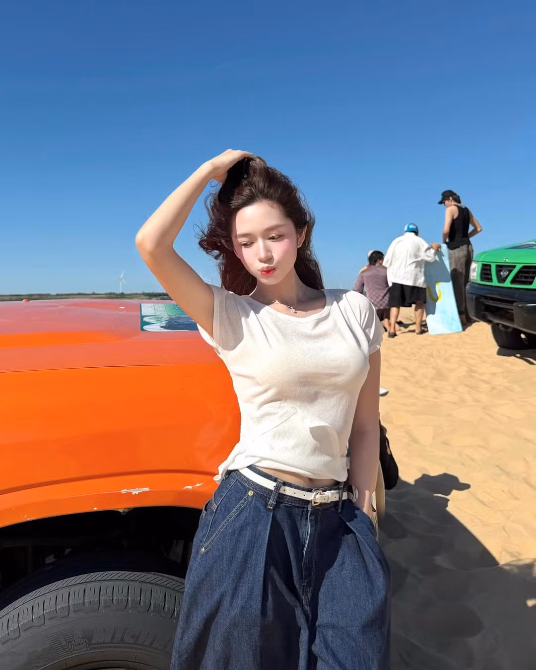 Không chỉ đẹp ở ngoại hình, Karty Chang còn gây thiện cảm bởi phong thái tự nhiên, không gượng ép. Từ những khoảnh khắc thả tóc đón nắng, khoanh tay cười nhẹ hay giơ tay vươn mình giữa đồi cát, cô đều toát lên vẻ nữ tính, gần gũi, đúng với hình ảnh hot girl đời thường mà khán giả yêu mến.