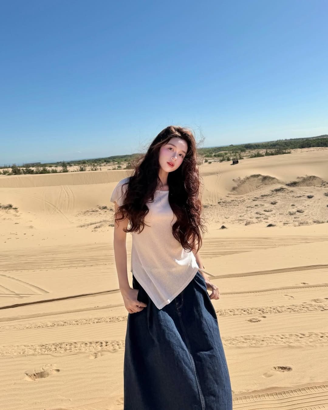 Ở góc cận cảnh, nhan sắc của Karty Chang càng ghi điểm mạnh mẽ. Cô sở hữu gương mặt khả ái với đường nét hài hòa, làn da sáng mịn và đôi mắt to tròn, long lanh. Lối trang điểm nhẹ nhàng, gần như mộc hoàn toàn càng làm nổi bật vẻ đẹp trong trẻo, thuần khiết.