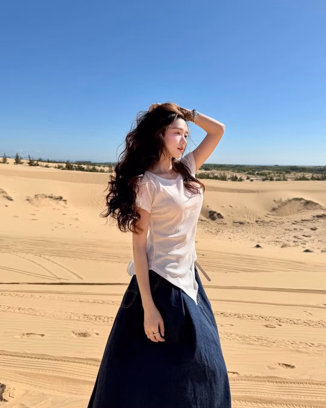 Nhiều cư dân mạng nhận xét, thần thái dịu dàng của Karty Chang giữa khung cảnh thiên nhiên hoang sơ khiến cô trông chẳng khác nào một “nàng thơ” bước ra từ những thước phim điện ảnh.