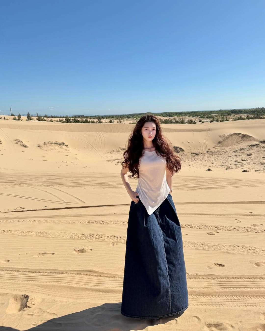 Giữa không gian nắng gió, cát vàng trải dài và bầu trời xanh ngắt, người đẹp sinh năm 2001 Karty Chang tên thật là Nguyễn Thị Thảo Trang nổi bật với vẻ đẹp dịu dàng, thuần khiết đúng chất “nàng thơ vùng cao” khiến nhiều người không khỏi xao xuyến.