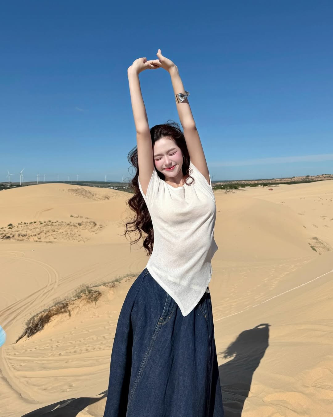 Trong những khung hình được chia sẻ, Karty Chang lựa chọn phong cách tối giản với áo thun trắng dáng rộng kết hợp chân váy dài denim, vừa trẻ trung vừa phóng khoáng.