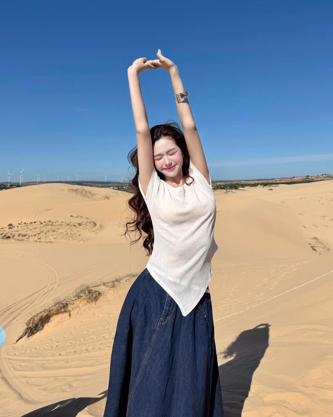 Trong những khung hình được chia sẻ, Karty Chang lựa chọn phong cách tối giản với áo thun trắng dáng rộng kết hợp chân váy dài denim, vừa trẻ trung vừa phóng khoáng.