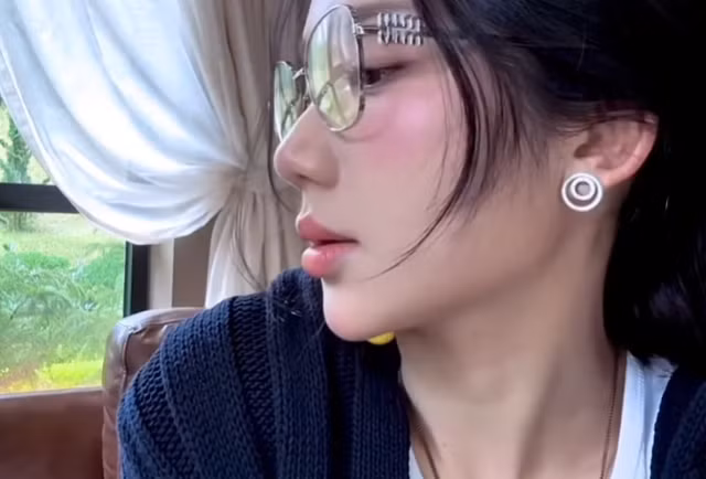 Không chỉ dừng lại ở ngoại hình, phong cách của Mina Young cũng là một điểm cộng lớn. Cô thường xuyên xuất hiện với những trang phục đơn giản, thoải mái nhưng vẫn tinh tế và hợp thời trang.