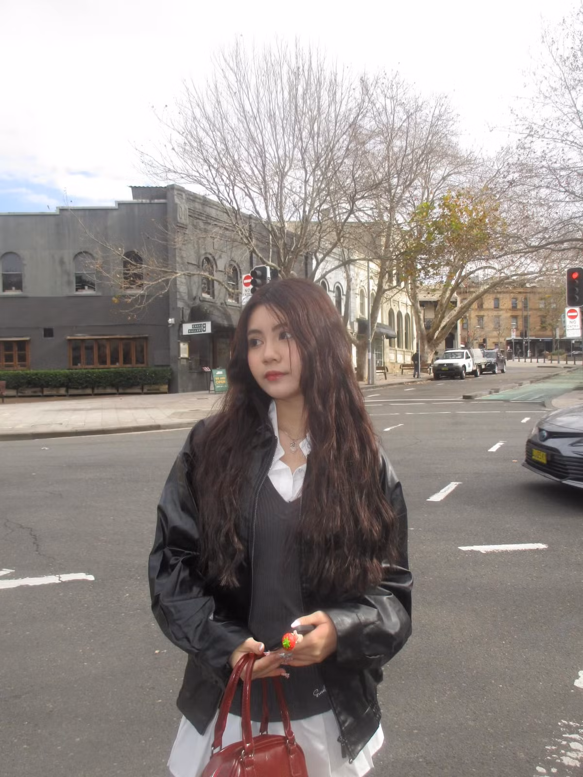 Hạt Dẻ không hề "ảo" như nhiều hot girl mạng, mà được nuôi dưỡng từ chính lối sống khoa học: ngủ đúng giờ, ăn uống lành mạnh và siêng thể thao - điều mà gia đình Quyền Linh luôn gìn giữ cho hai cô con gái.