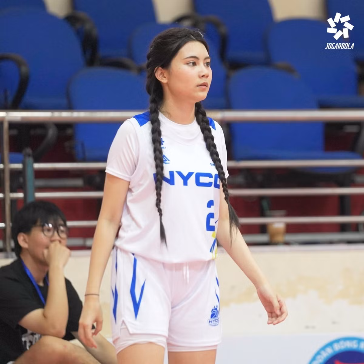 Giữa một khoảnh khắc "visual xịn sò" khi du lịch trời Âu và một khung hình mộc mạc, không filter trên sân bóng rổ, liệu Hạt Dẻ có giữ được phong độ nhan sắc khi rời xa ống kính sống ảo?