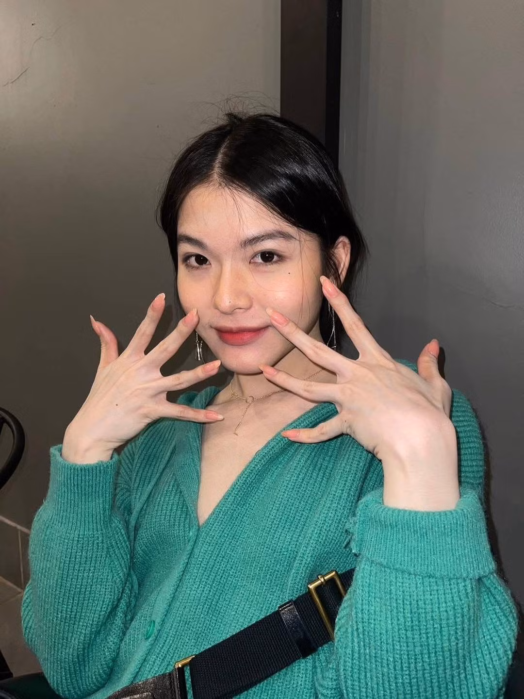 Bên cạnh đó, profile của Minh Hy khiến dân tình phải nể phục. Trước khi trở thành bác sĩ, Minh Hy từng theo học tại trường Đại học Y Dược Cần Thơ.