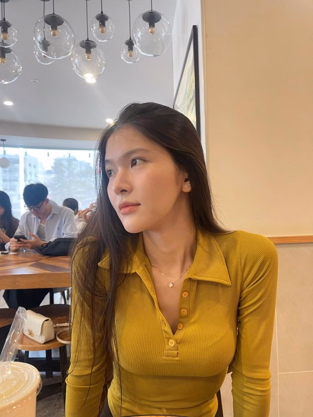 Đáng chú ý, cô nàng còn hút hơn 1 triệu lượt xem khi chia sẻ khoảnh khắc gương mặt ít son phấn.