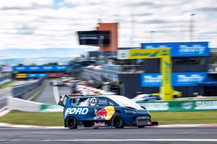 Ford Transit sử dụng động cơ điện đã được độ lên công suất 2.000 mã lực, gấp 2 đến 3 lần sức mạnh các siêu xe ngày nay, nó sẵn sàng khiến cho các siêu xe Lamborghini và Ferrari trở thành "đồ chơi" khi thi đấu.