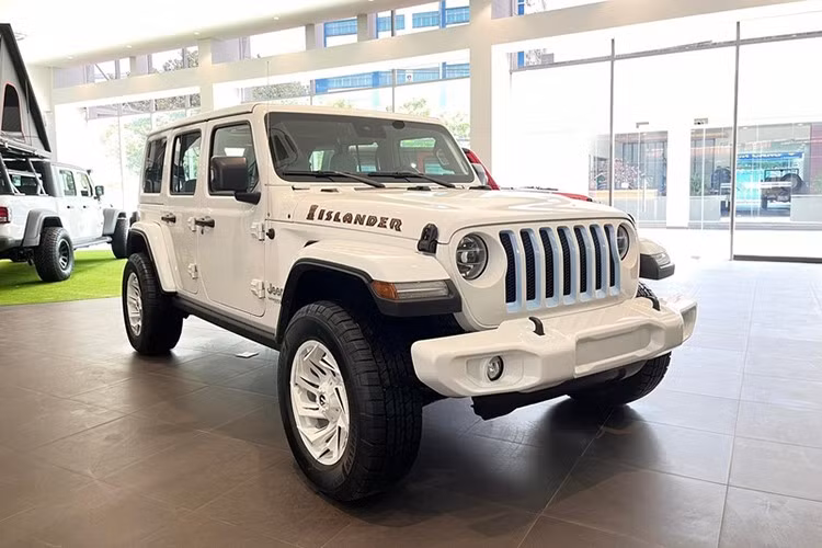 Jeep tạo “cú sốc” giảm giá tiền tỷ ﻿Trong khi đó, Jeep Việt Nam gây chấn động khi áp dụng mức giảm kỷ lục cho xe VIN 2023. Hai mẫu Wrangler và Grand Cherokee được giảm từ 1,389 đến 2,6 tỷ đồng. Wrangler sau khi giảm còn 2,499 – 2,699 tỷ đồng, tiệm cận giá một chiếc SUV hạng sang cỡ trung như Mercedes-Benz GLC.