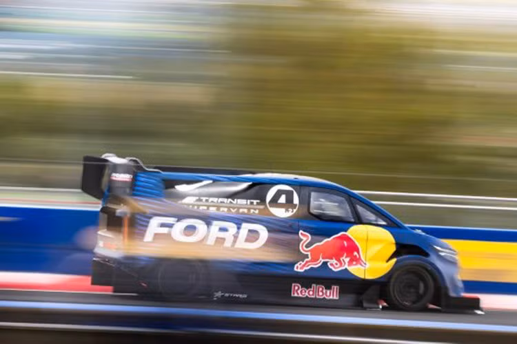 Với màn trình diễn xe điện hiện là một phần không thể thiếu trong danh mục xe đua hiệu suất cao của Ford, họ đã đưa SuperVan chạy một vòng tính giờ tại đường đua Nurburgring và đã gây bất ngờ với thời gian đáng kinh ngạc 6:48.393.