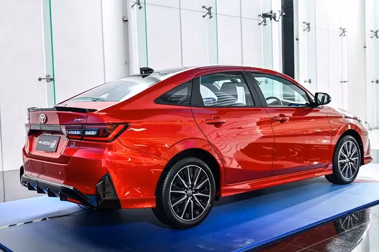 Hộp số được nâng cấp thành loại e-CVT, đi kèm pin lithium-ion dung lượng 0.7 kWh. Hệ thống truyền động mới giúp xe đạt mức tiêu thụ nhiên liệu khoảng 3,4 lít/100km. Yaris ATIV HEV 2025 sẽ được phân phối với hai phiên bản là Premium và GR SPORT.