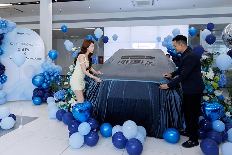 Được định vị trong phân khúc SUV hạng D, Geely Monjaro có kích thước dài x rộng x cao lần lượt 4.770 x 1.895 x 1.689 mm và chiều dài cơ sở 2.845 mm. Nằm bên trong thân vỏ của mẫu xe này là nền tảng công nghệ CMA (Compact Modular Architecture) với xe Volvo.