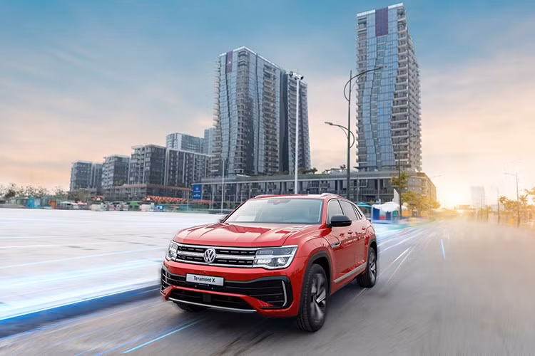 Volkswagen mạnh tay ưu đãi ﻿Không chỉ Mercedes-Benz, Volkswagen cũng tham gia cuộc đua giảm giá khi hỗ trợ 50 – 100% lệ phí trước bạ cho các mẫu Teramont X, Tiguan và Touareg. Trong đó, Touareg giảm tới gần 310 triệu đồng, đưa giá bán về mức 2,429 – 2,789 tỷ đồng.