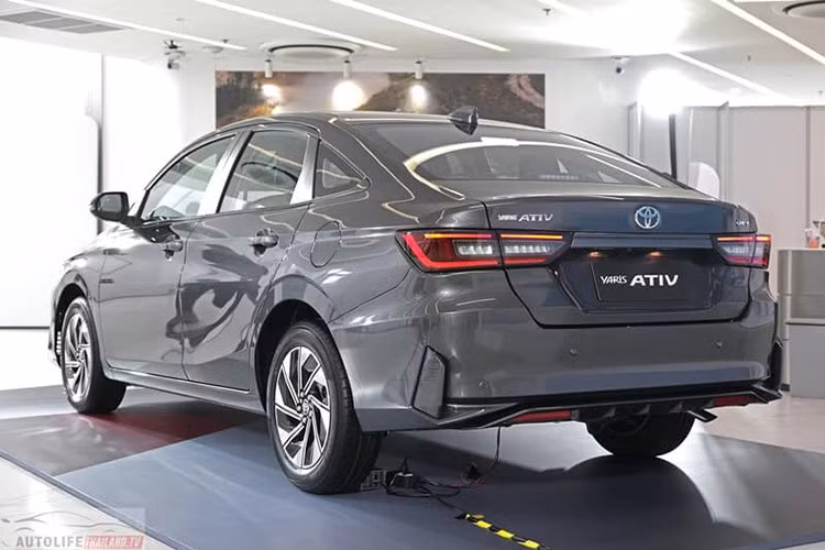 Lưới tản nhiệt của xe cũng được sơn đen, riêng cùng các tinh chỉnh hệ thống treo và vô-lăng, giúp mang lại trải nghiệm lái năng động hơn. Phiên bản Premium sử dụng mâm 16 inch, trong khi bản GR SPORT được trang bị mâm 17 inch và lốp kích thước lớn hơn.