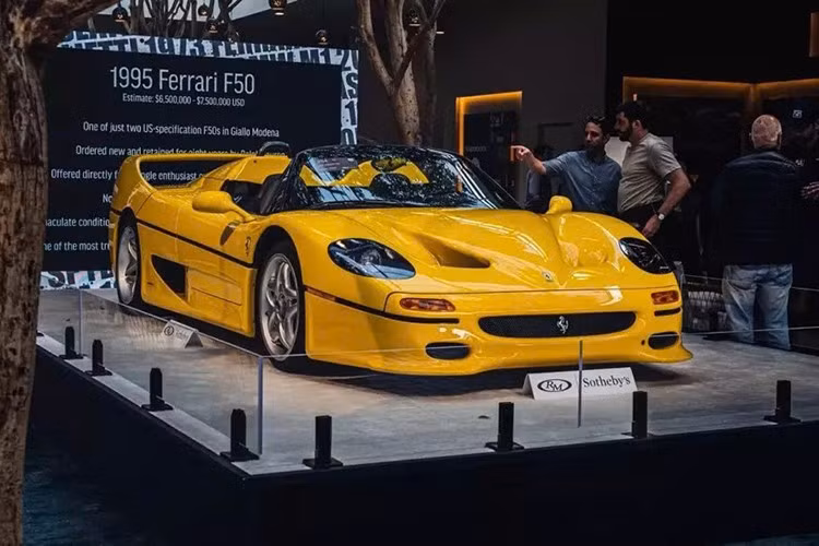 Cuối tuần qua, một chiếc siêu xe Ferrari F50 đã vượt qua mức ước tính trước phiên đấu giá là từ 6,5 đến 7,5 triệu đô la, đạt mức giá 9,245 triệu đô la (khoảng hơn 230 tỷ đồng).