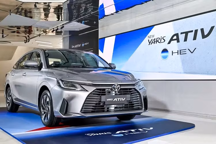 Toyota Motor Thái Lan vừa chính thức giới thiệu phiên bản hybrid của mẫu xe sedan Yaris ATIV 2025 (hay còn gọi là Toyota Vios tại Việt Nam). Ở bản nâng cấp này, xe được trang bị nhiều cải tiến về vận hành, công nghệ và trang bị an toàn.
