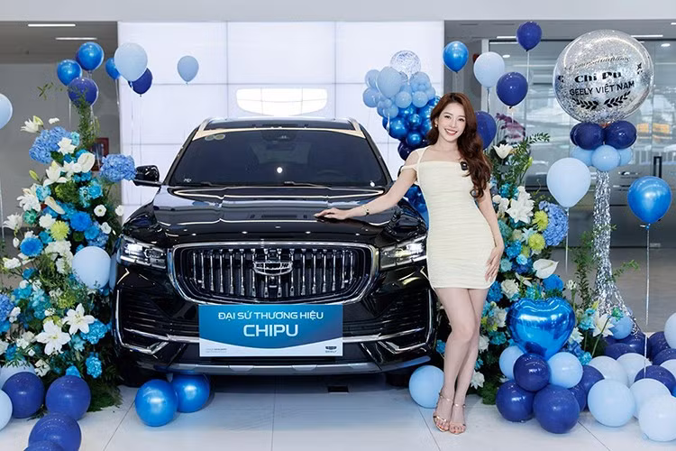 Ngay từ bản tiêu chuẩn, xe đã có những trang bị như đèn pha LED với tính năng tự động bật/tắt và chờ dẫn đường, đèn LED định vị ban ngày, đèn sương mù LED, đèn hậu LED, gương chiếu hậu chỉnh điện/gập điện, gạt mưa tự động, cốp đóng/mở điện cùng vành la-zăng 19 inch.