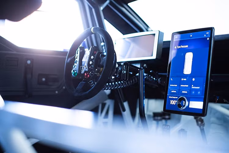 Điều này có nghĩa là nó không chỉ nhanh hơn Porsche 911 GT3 RS và Chevrolet ZR1X mà còn là vòng đua nhanh thứ chín mọi thời đại của bất kỳ chiếc xe nào được chế tạo trên hành tinh trái đất.