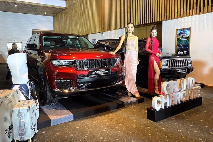 Theo giới chuyên gia, việc xe sang liên tục giảm giá xuất phát từ nhiều yếu tố. Ngoài bối cảnh kinh tế khó khăn khiến người tiêu dùng thắt chặt chi tiêu, chính sách thuế sắp có hiệu lực cũng ảnh hưởng lớn đến tâm lý mua sắm.