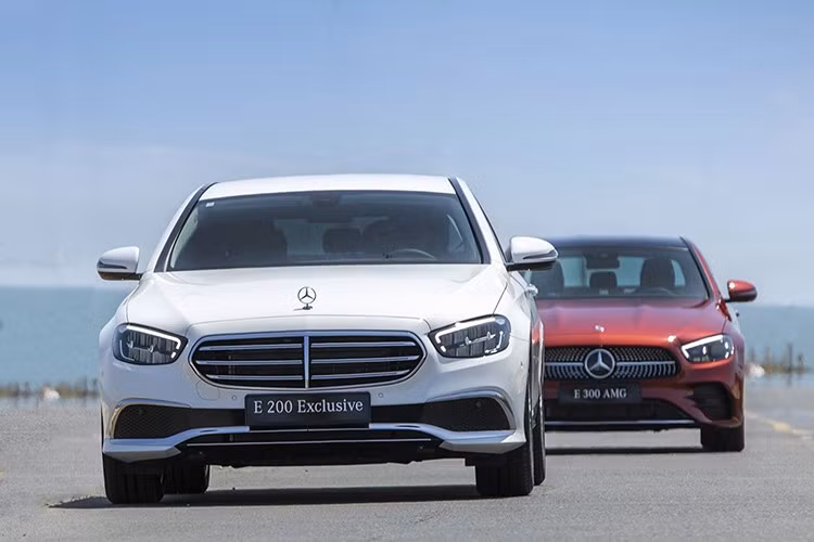Mercedes-Benz giảm mạnh, vẫn ế ﻿Mercedes-Benz Việt Nam là thương hiệu chịu áp lực lớn nhất. Ngay từ đầu năm, E-Class VIN 2023 đã được giảm 200–300 triệu đồng. Tuy nhiên, đến cuối tháng 6, nhiều chiếc E 300 AMG vẫn chưa tìm được chủ, buộc các đại lý nâng mức giảm lên tới 600 triệu đồng.