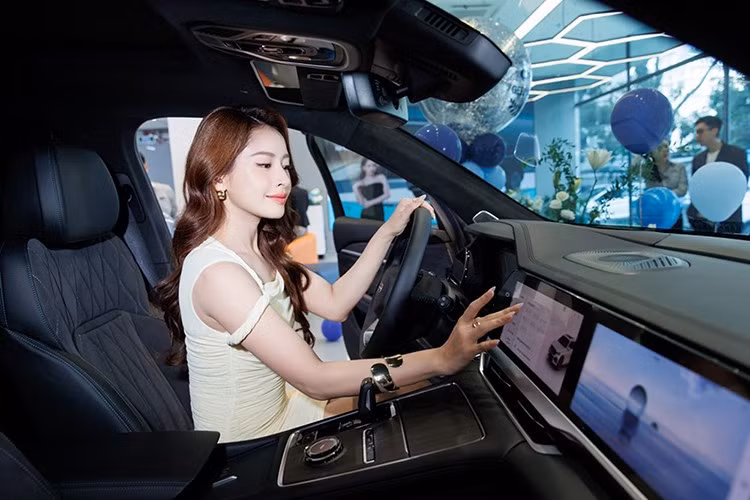 Trang bị an toàn của xe cũng rất đa dạng với 6 túi khí, hệ thống cân bằng điện tử, hỗ trợ khởi hành ngang dốc, hỗ trợ xuống dốc, phanh tay điện tử, hệ thống kiểm soát hành trình thích ứng, hỗ trợ đỗ xe, hỗ trợ lái xe cao tốc, hỗ trợ giữ làn đường, hỗ trợ giảm thiểu va chạm phía trước, cảm biến hỗ trợ đỗ xe trước/sau, camera 360 độ và cảm biến áp suất lốp tiêu chuẩn.